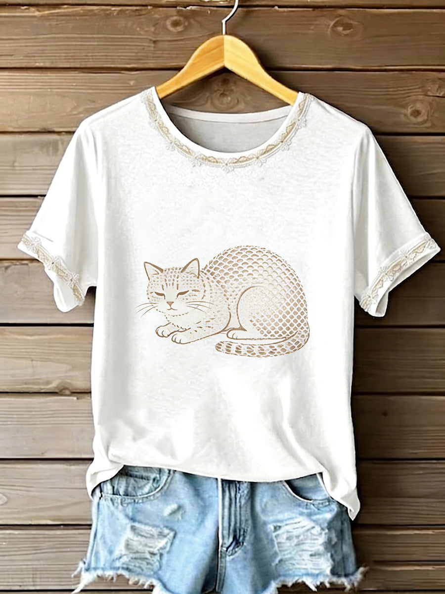 Camiseta Feminina com Arte de Gato e Mangas Curtas