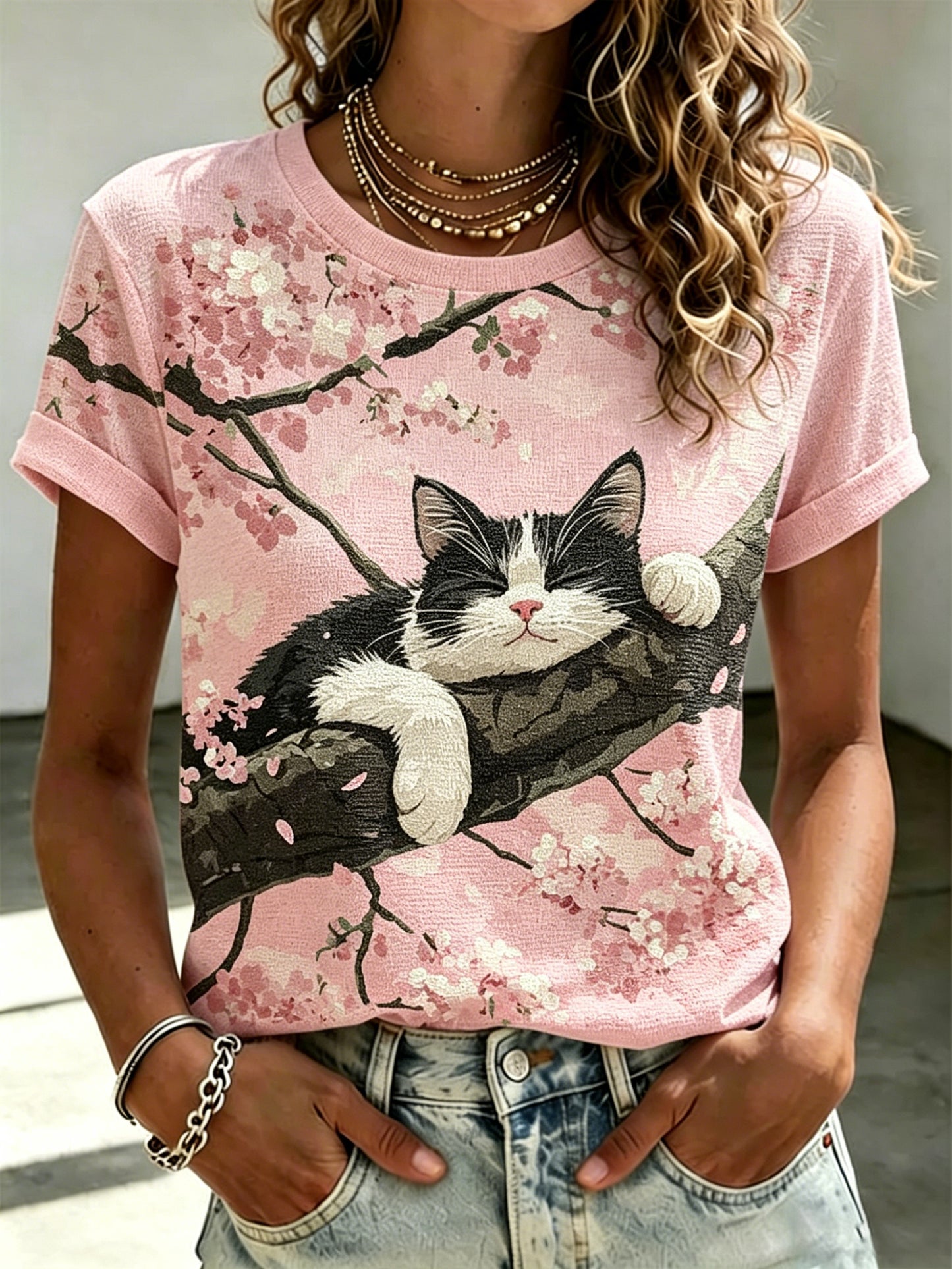 Polo feminino de manga curta com estampa artística de animais e flores