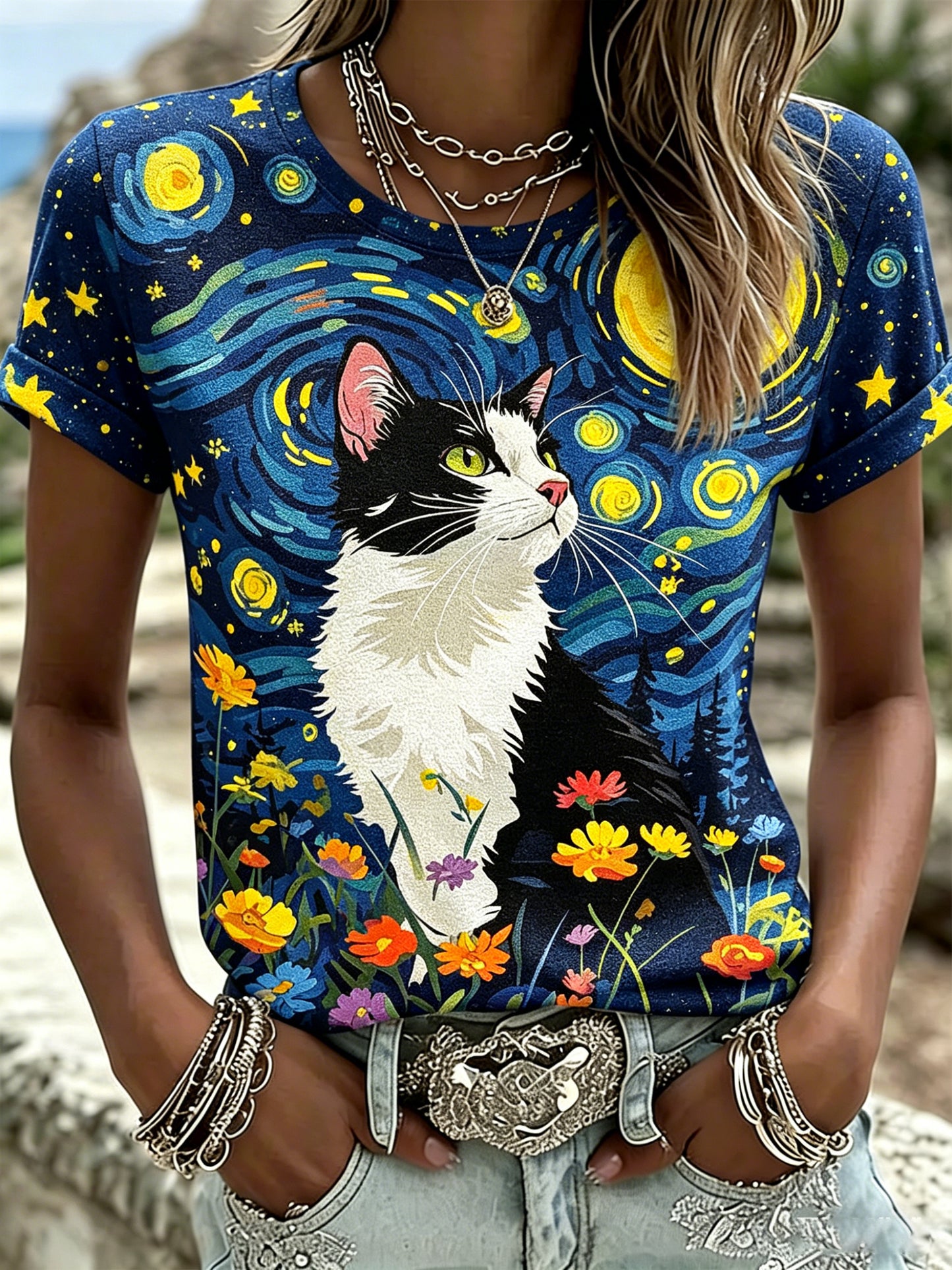 Polo feminino de manga curta com estampa artística de animais e flores