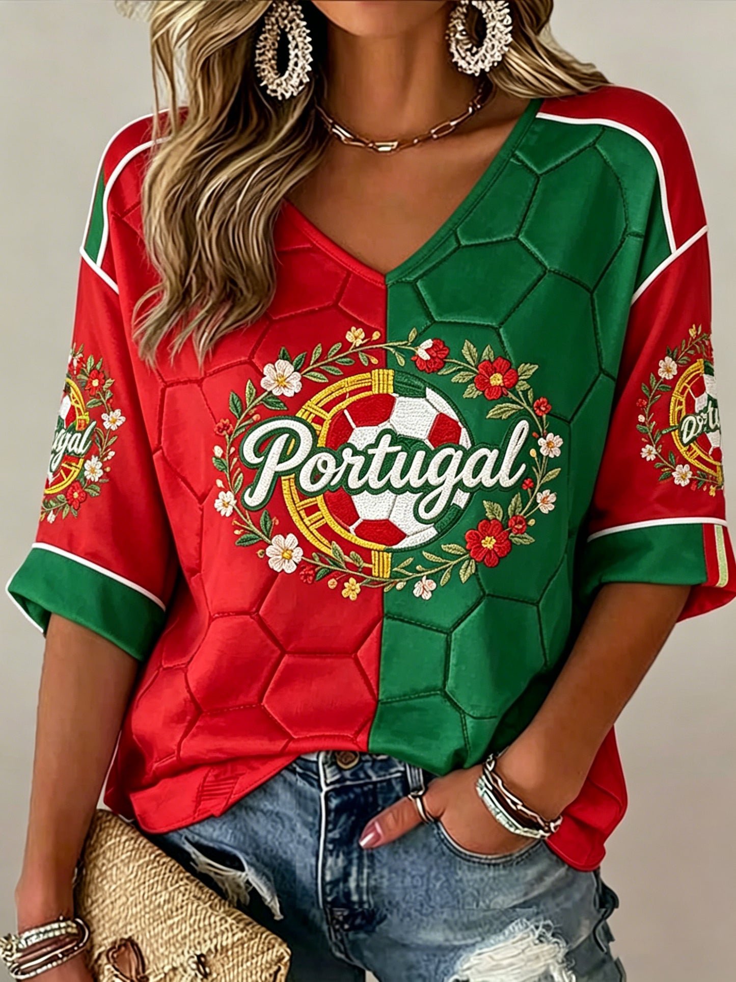 Camiseta com decote em V e estampa texturizada em relevo com torcida em partida de futebol feminino em Portugal