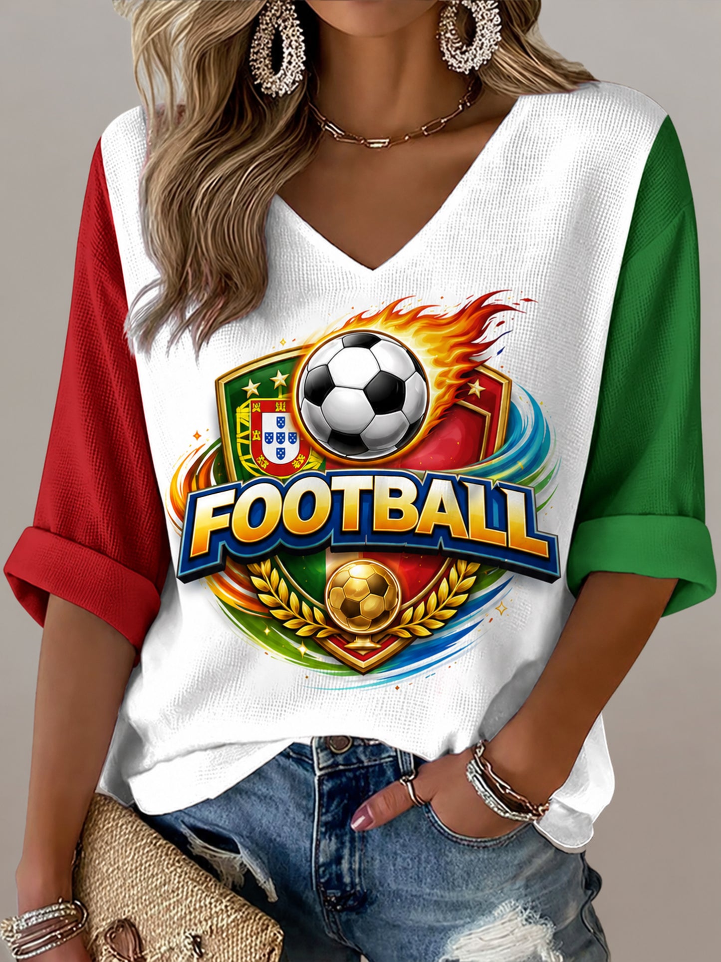 Camiseta com decote em V e estampa texturizada em relevo com torcida em partida de futebol feminino em Portugal