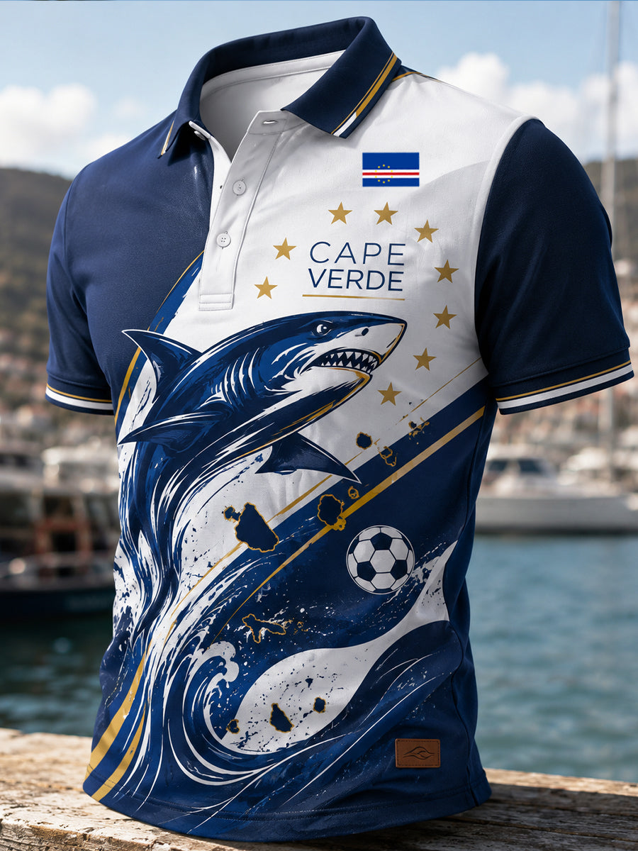Camisa polo com estampa artística de torcida em partida de futebol de Cabo Verde para homens