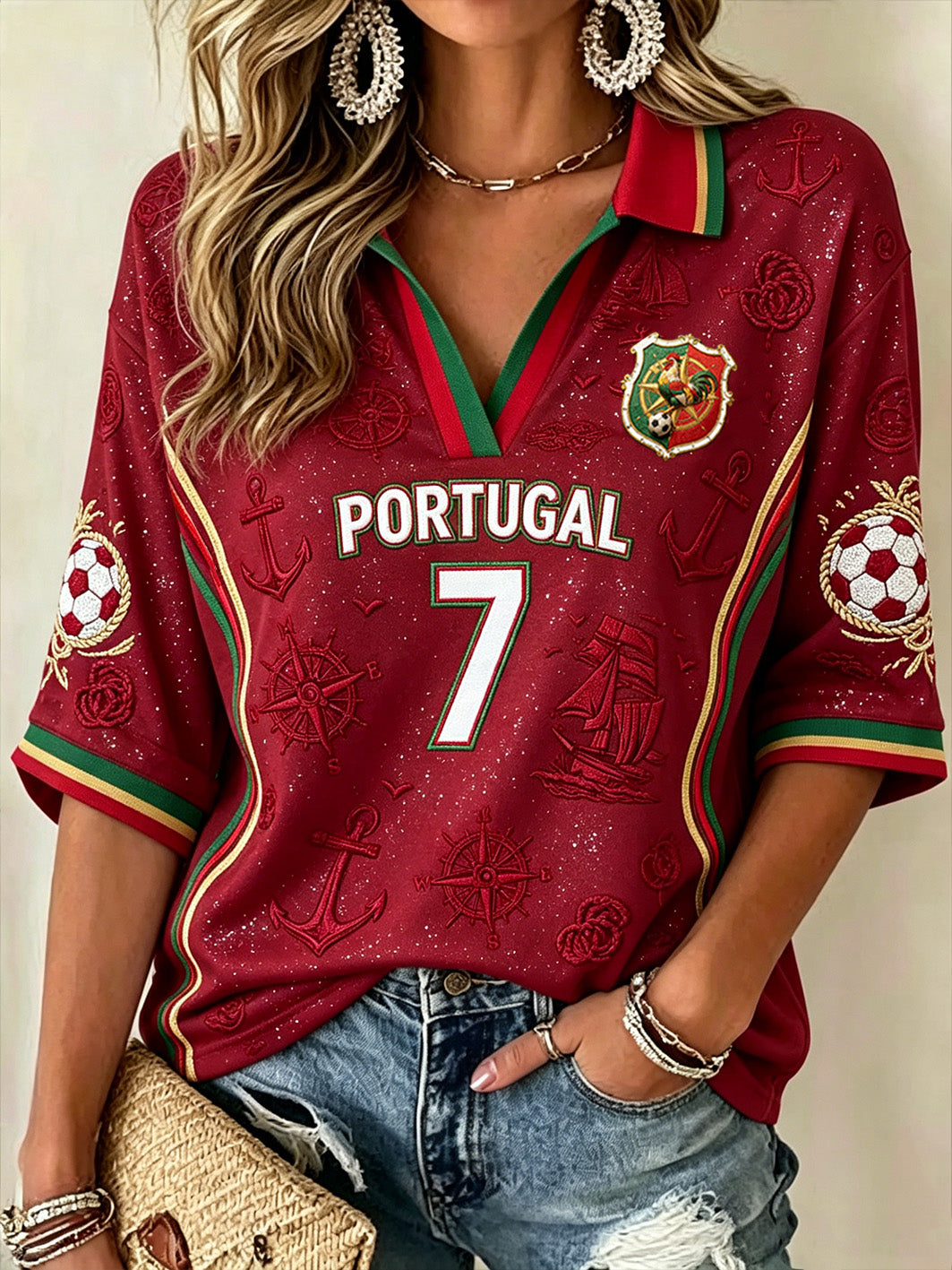 Camiseta polo casual de comprimento médio, com mangas e estampa de elemento de futebol feminino em padrão de vela