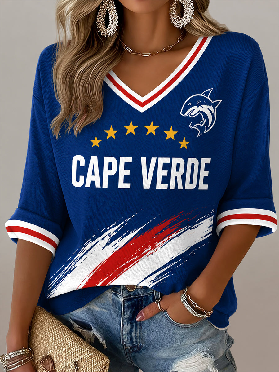 Camiseta com Gola em V e Estampa Artística de Elementos de Torcida para Jogo de Futebol Feminino de Cabo Verde