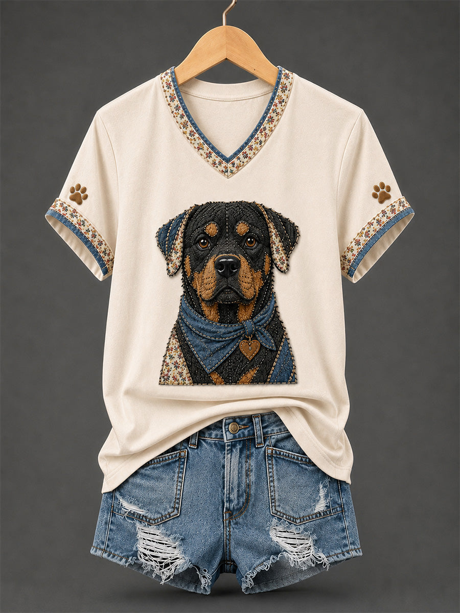 Camiseta feminina retrô em patchwork com estampa de cachorro e gola em V