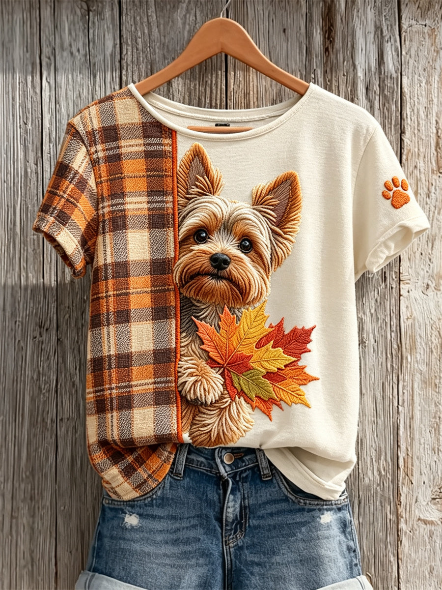 Cão Yorkshire Terrier do mulheres espreitando com bordo folhas queda xadrez contraste impressão t-shirt de manga curta