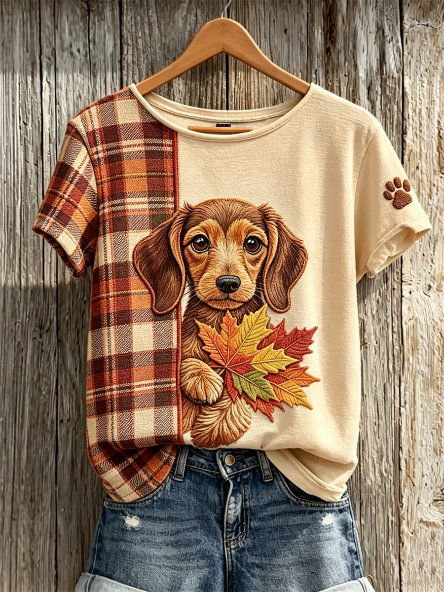 Camiseta feminina de mangas curtas com estampa xadrez outonal, estampada com folhas de bordo e um simpático dachshund espiando