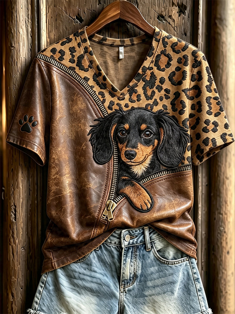 Camiseta feminina de mangas curtas com estampa de leopardo, zíper e estampa de dachshund espiando