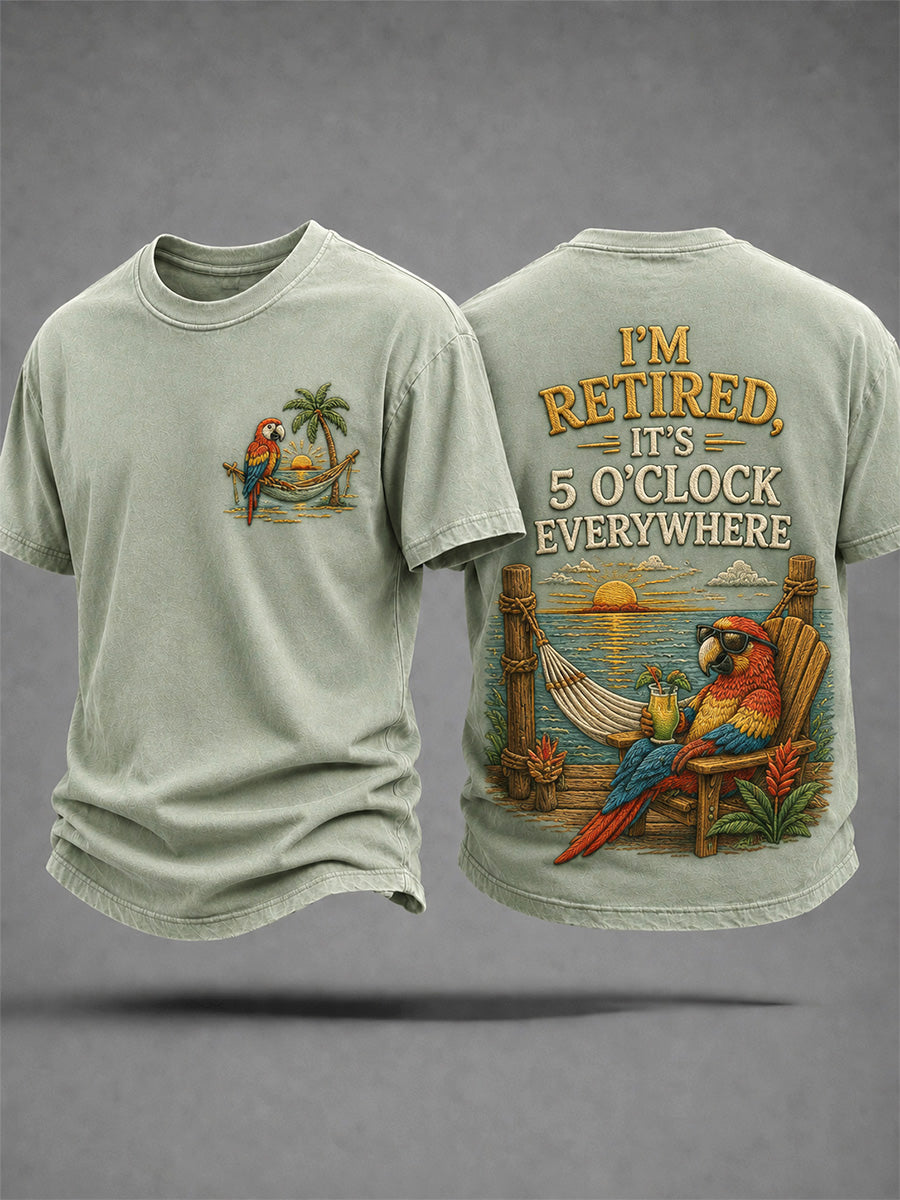 Camiseta casual masculina com estampa de papagaio: “Estou aposentado, são 5 horas em qualquer lugar”
