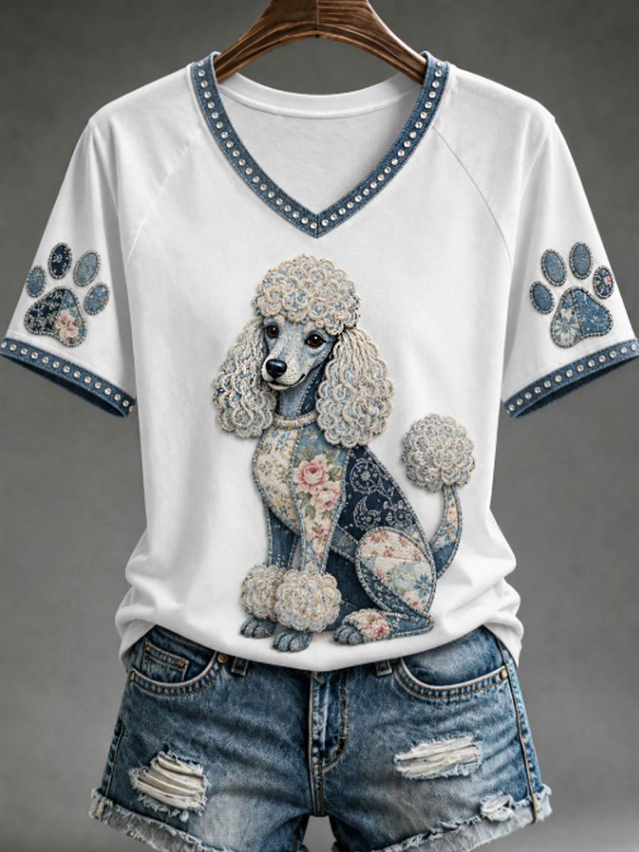 Camiseta feminina de gola V, com ombro à mostra e mangas curtas