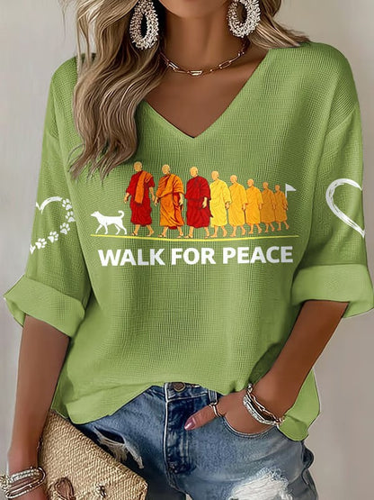 Caminhada para a paz das mulheres monges com cão Aloka impresso Waffle T-shirt