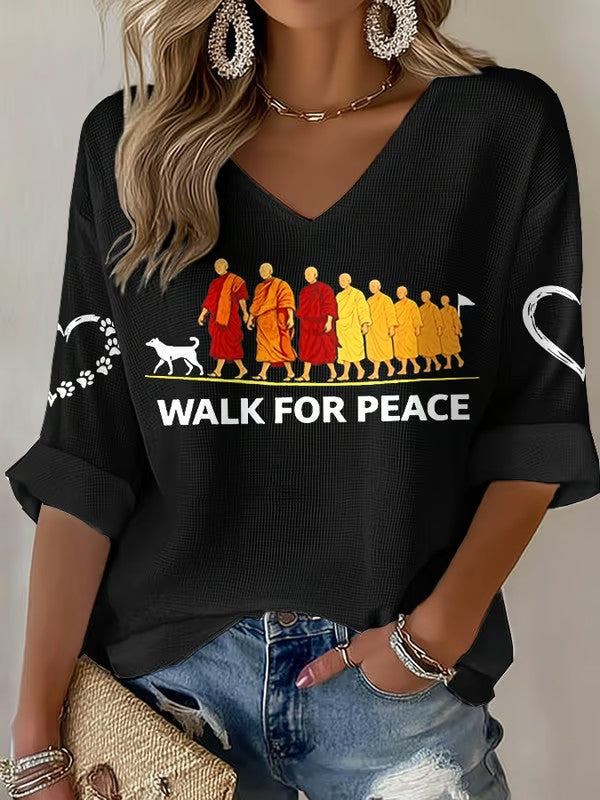 Caminhada para a paz das mulheres monges com cão Aloka impresso Waffle T-shirt