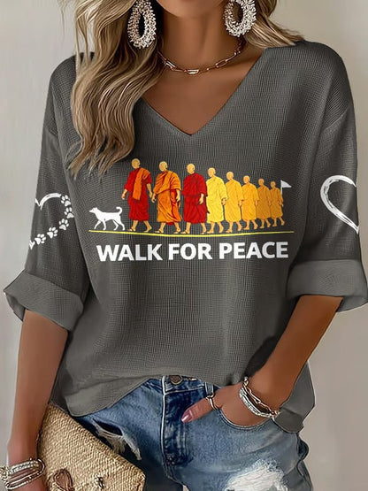 Caminhada para a paz das mulheres monges com cão Aloka impresso Waffle T-shirt