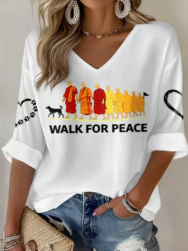 Caminhada para a paz das mulheres monges com cão Aloka impresso Waffle T-shirt