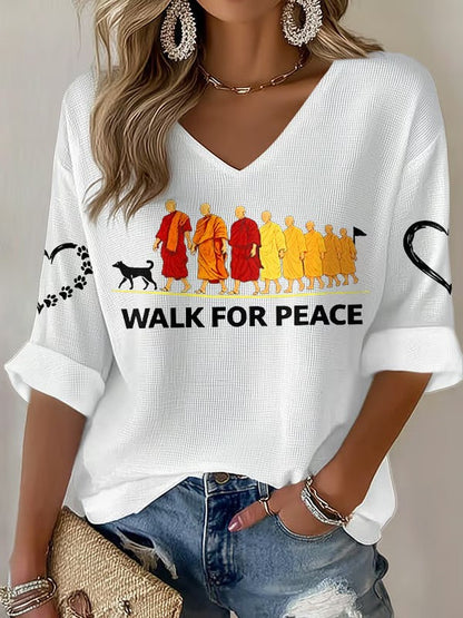 Caminhada para a paz das mulheres monges com cão Aloka impresso Waffle T-shirt