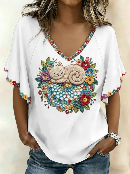 Camiseta Feminina com Arte de Gato e Mangas Curtas