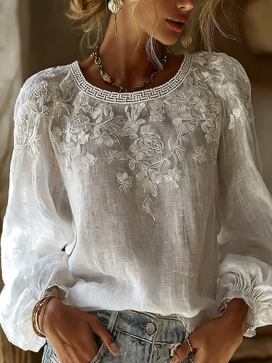 Blusa feminina casual em estilo vintage, em algodão e linho, com bordado floral e patchwork estampado