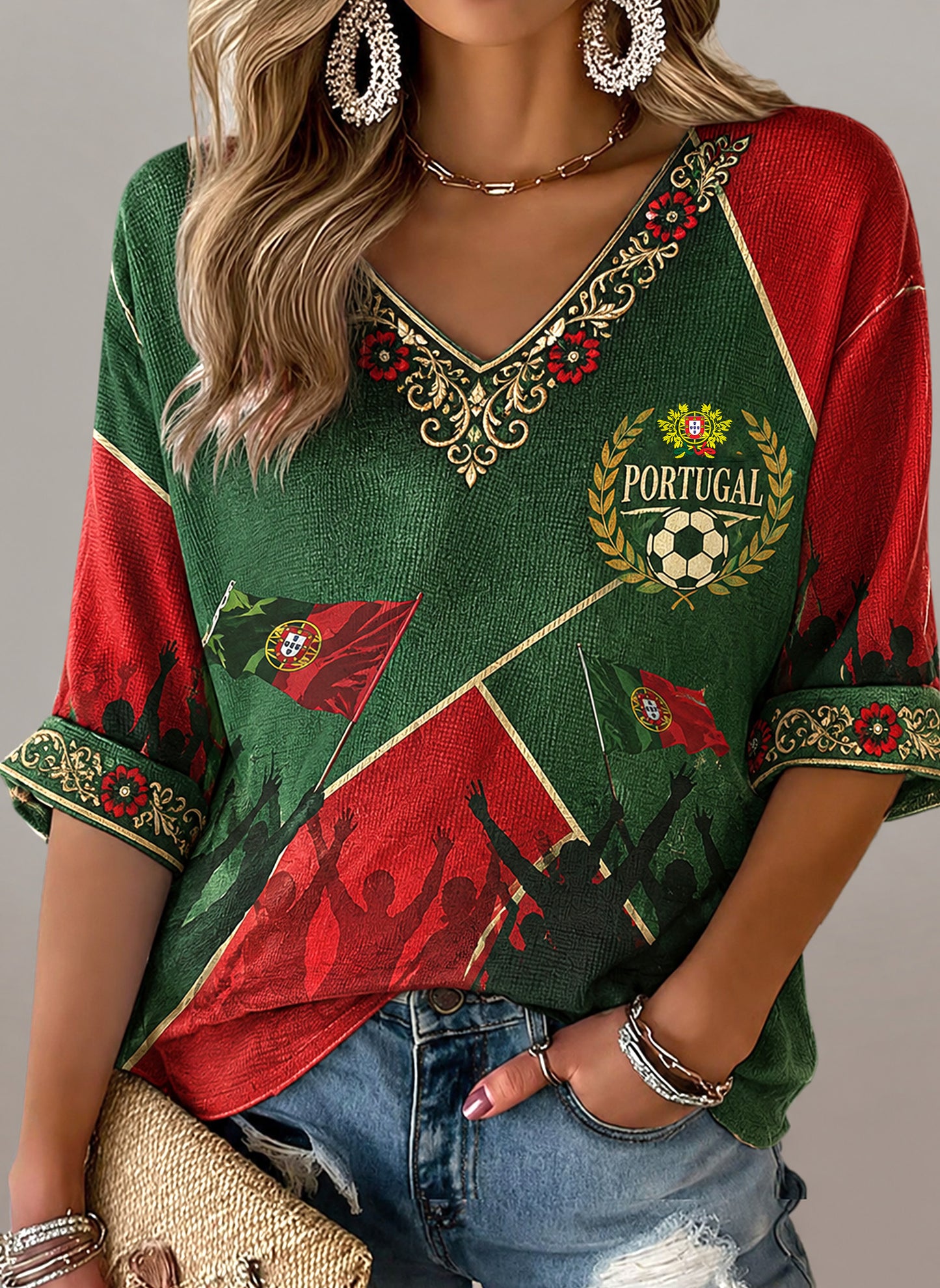 Camiseta com Gola em V e Estampa Artística de Torcida em Jogo de Futebol Feminino de Portugal