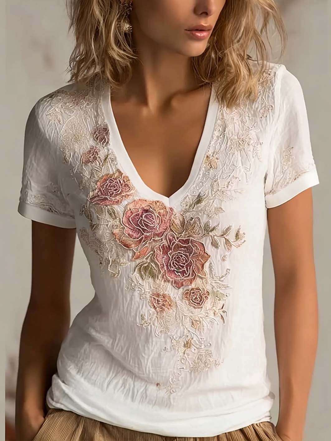 Camiseta casual de manga curta estampada com padrão floral bordado para mulheres