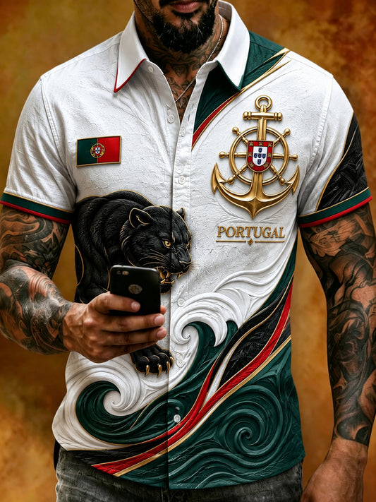 Camisa de manga curta masculina com texturas em relevo com tema futebol português e estampa artística com tema fã