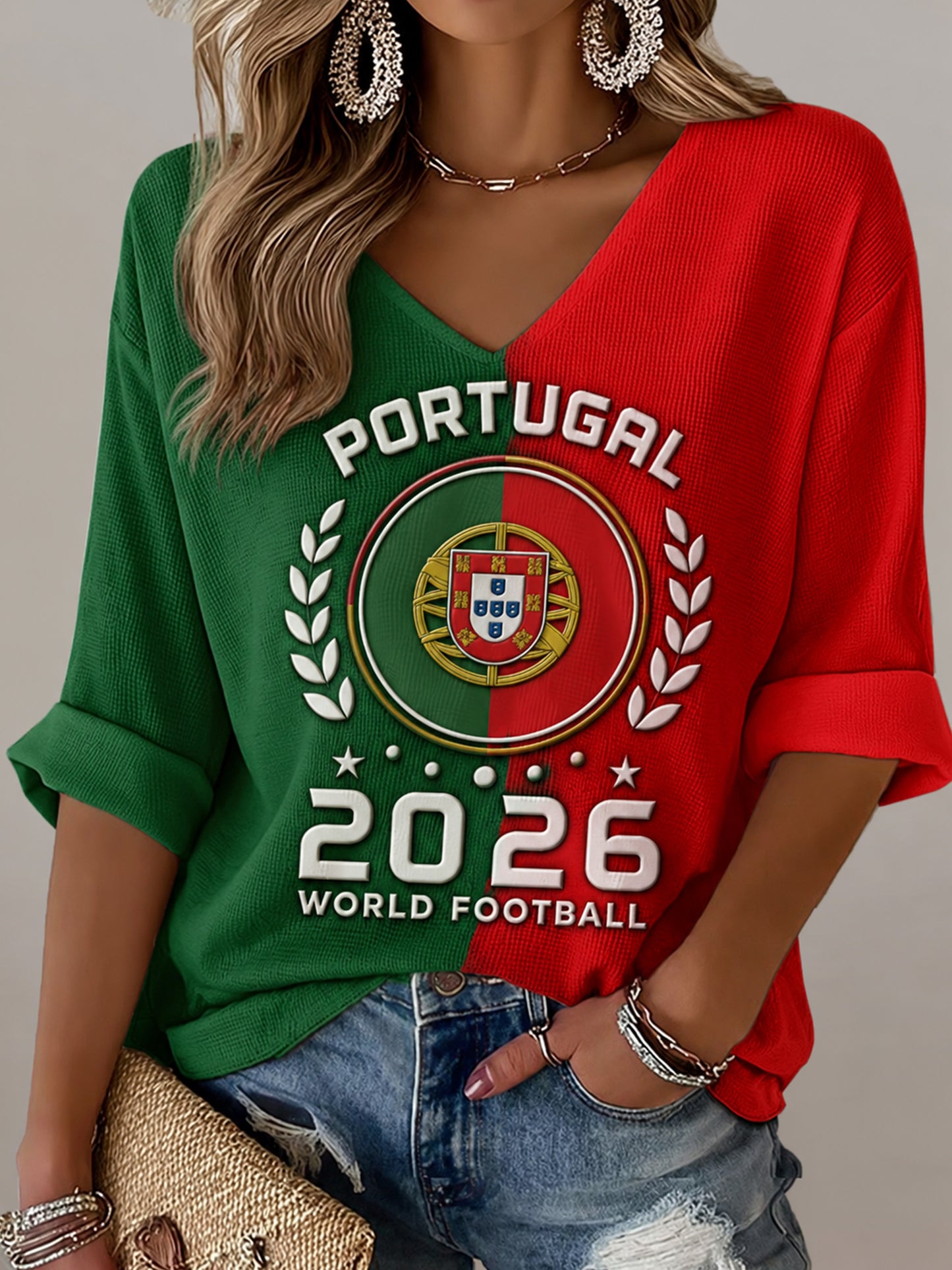 Camiseta com Gola em V e Estampa Artística Feminina com Tema de Futebol Português