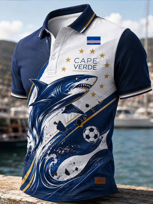 Camisa polo com estampa artística de torcida em partida de futebol de Cabo Verde para homens