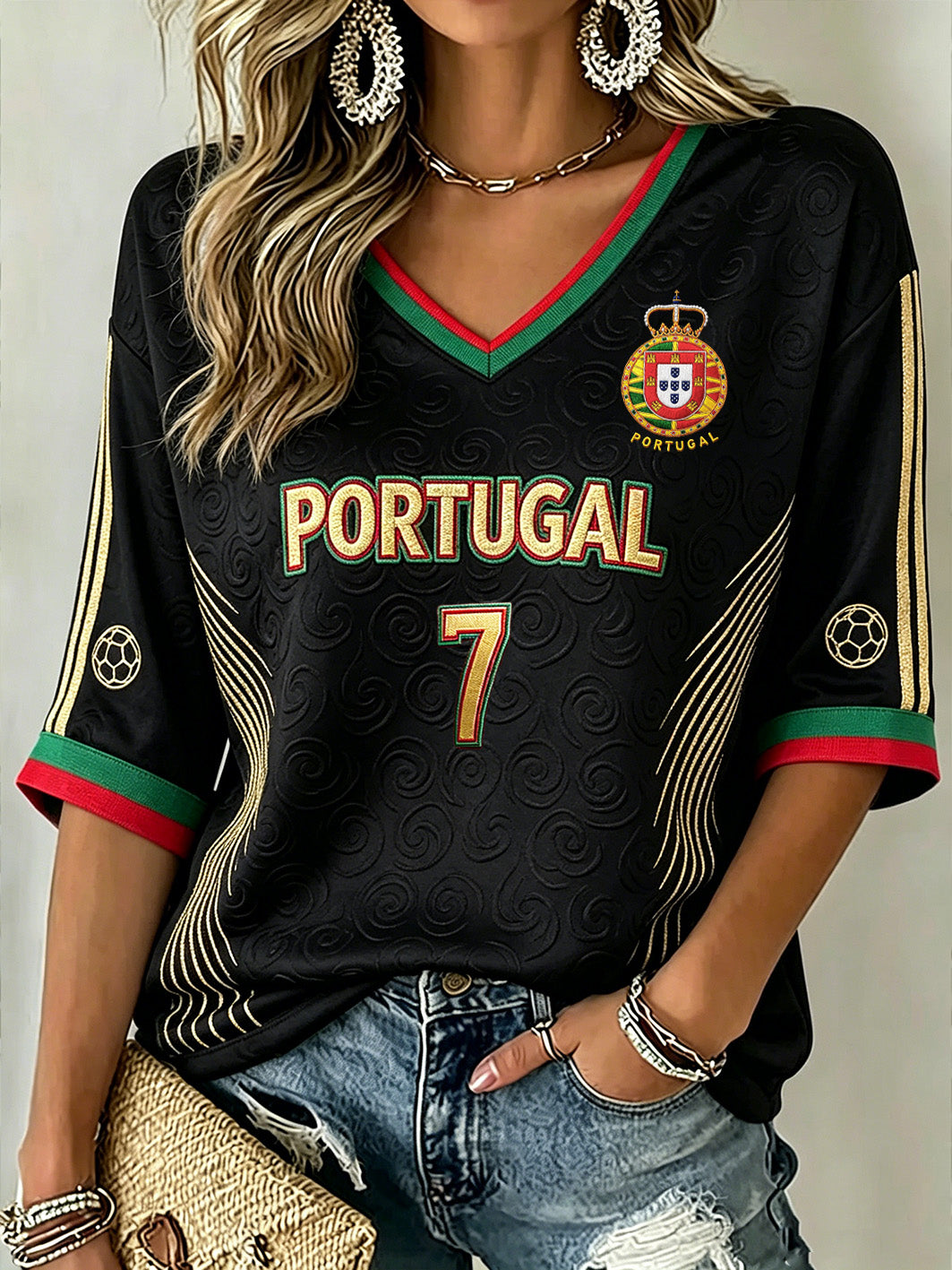 Camiseta feminina de comprimento médio, com gola em V, mangas e design em blocos de cores com estampa de elemento futebolístico, estilo casual