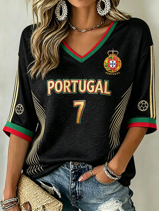 Camiseta feminina de comprimento médio, com gola em V, mangas e design em blocos de cores com estampa de elemento futebolístico, estilo casual