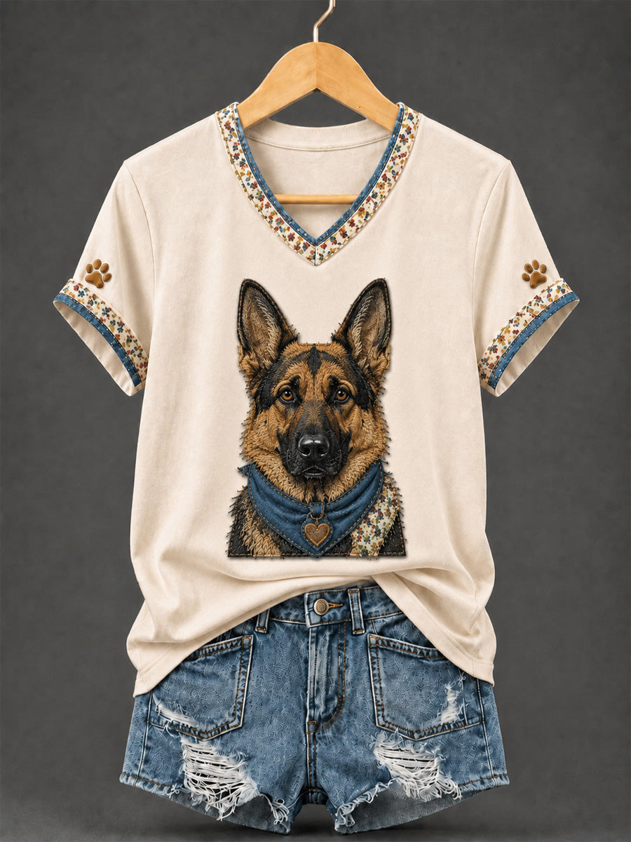 Camiseta feminina retrô em patchwork com estampa de cachorro e gola em V