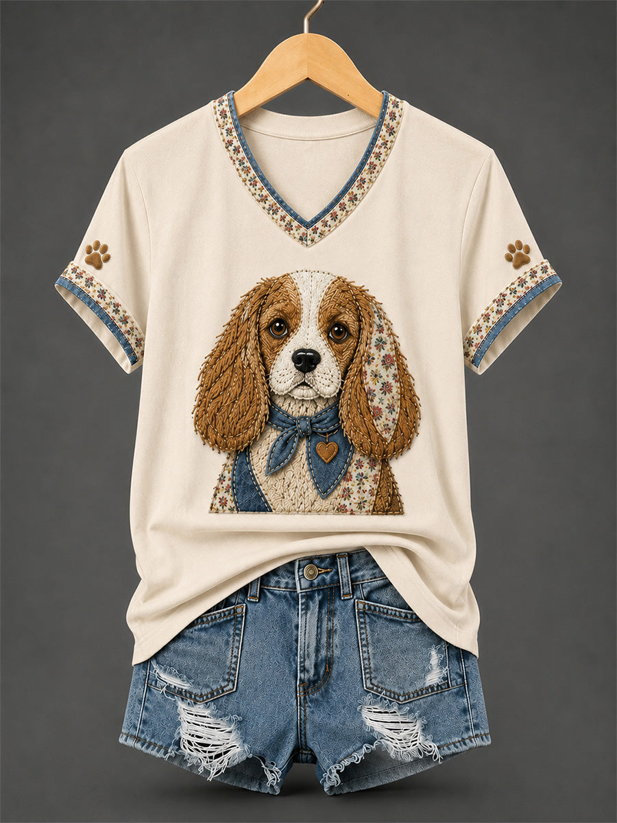 Camiseta feminina retrô em patchwork com estampa de cachorro e gola em V