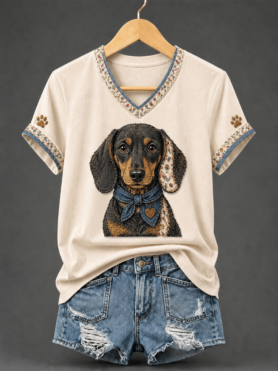 Camiseta feminina retrô em patchwork com estampa de cachorro e gola em V