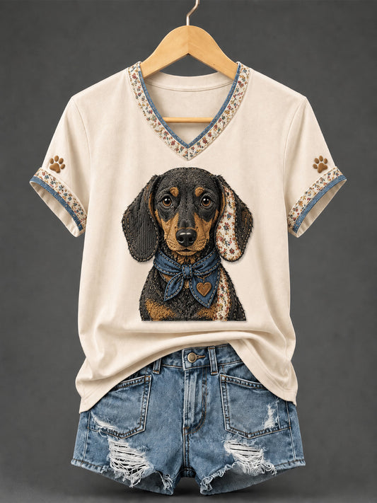 Camiseta feminina retrô em patchwork com estampa de cachorro e gola em V
