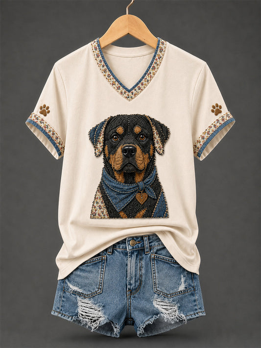Camiseta feminina retrô em patchwork com estampa de cachorro e gola em V