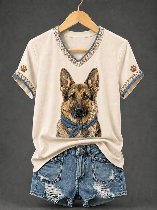 Camiseta feminina retrô em patchwork com estampa de cachorro e gola em V