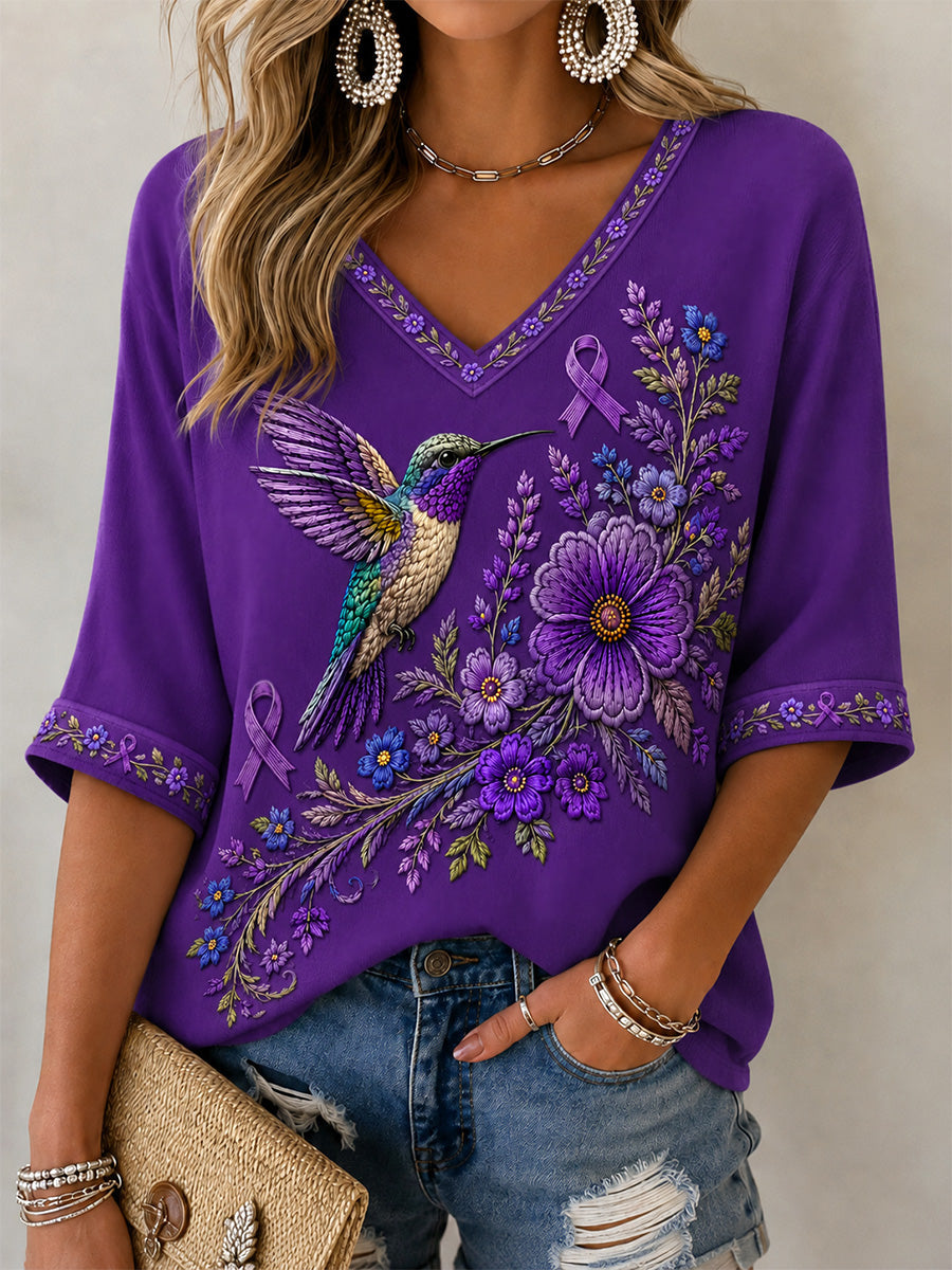 Camiseta feminina com decote em V, estampa floral roxa e beija-flor, de apoio à conscientização sobre a doença de Alzheimer