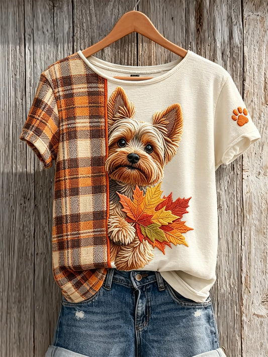 Cão Yorkshire Terrier do mulheres espreitando com bordo folhas queda xadrez contraste impressão t-shirt de manga curta
