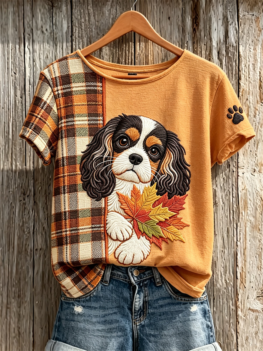 Camiseta feminina de mangas curtas com estampa xadrez outonal, estampa em contraste de cão King Charles espiando e folhas de bordo