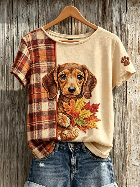 Camiseta feminina de mangas curtas com estampa xadrez outonal, estampada com folhas de bordo e um simpático dachshund espiando