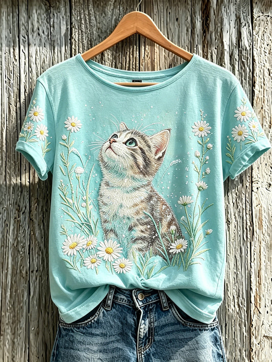 Camiseta casual de manga curta estampada com um fofo padrão de gato e flores vegetais para mulheres