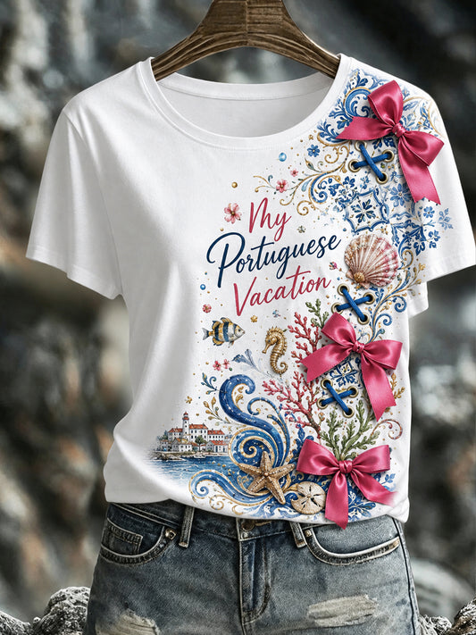 Camiseta com estampa artística de estilo português para o resort, com elementos culturais femininos