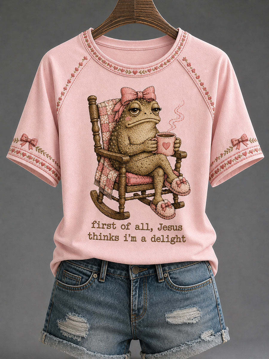 Camiseta casual estampada feminina com a frase “Jesus Acha que Sou Um Encanto”