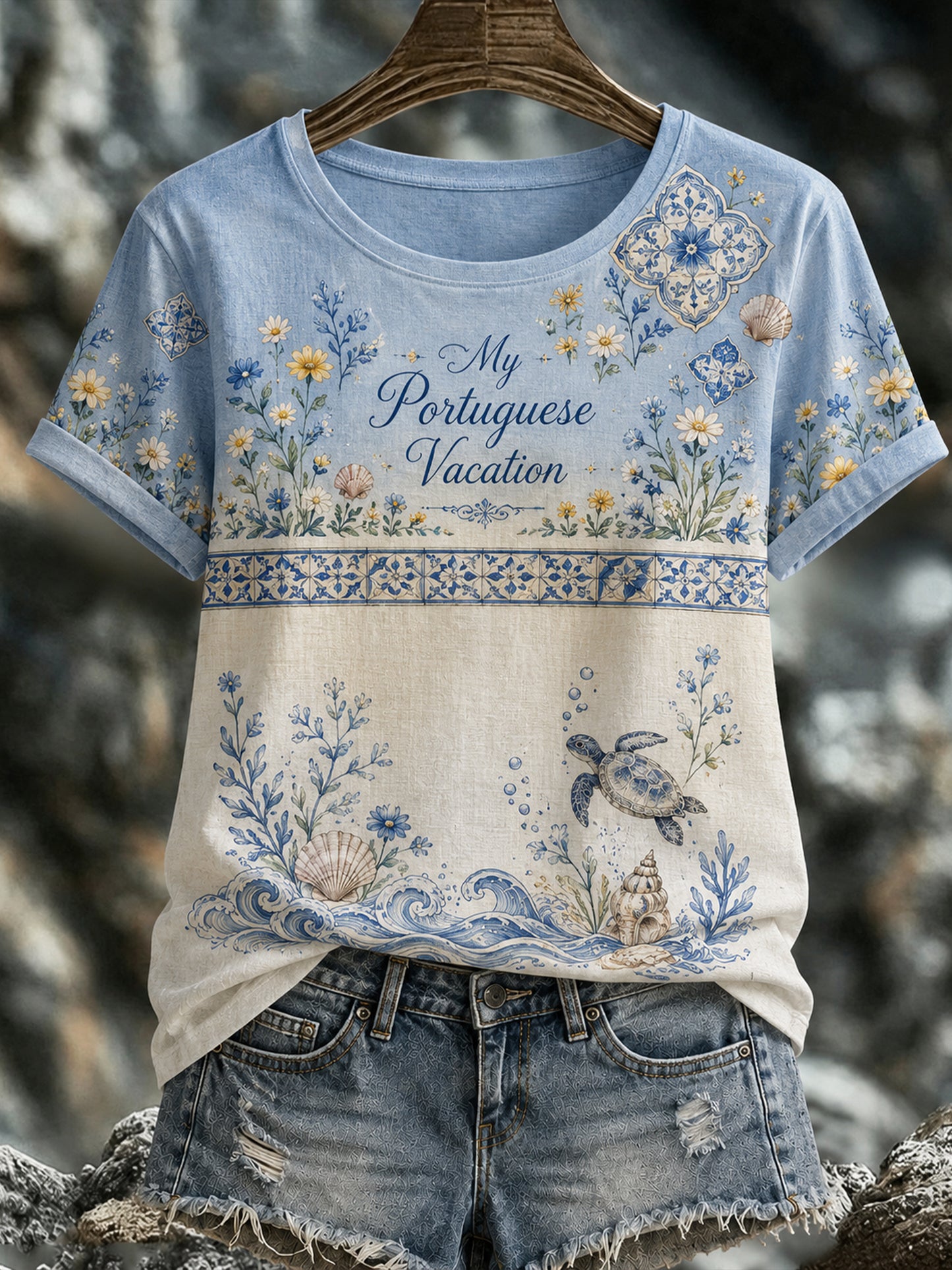 Camiseta com estampa artística de estilo português para o resort, com elementos culturais femininos