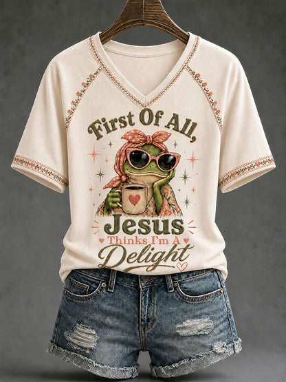 Camiseta casual estampada feminina com a frase “Jesus Acha que Sou Um Encanto”