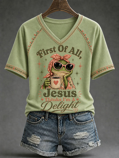 Camiseta casual estampada feminina com a frase “Jesus Acha que Sou Um Encanto”