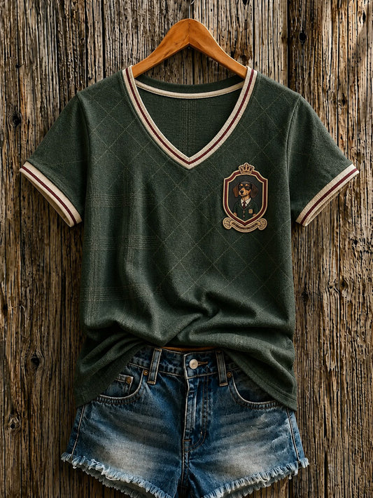 Camiseta feminina com estampa de cachorro de quadrinho britânico e gola em V