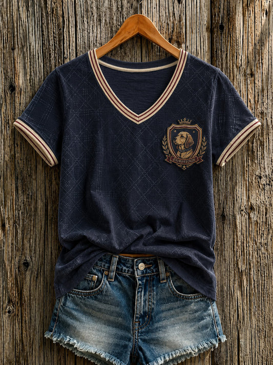 Camiseta feminina com estampa de cachorro de quadrinho britânico e gola em V