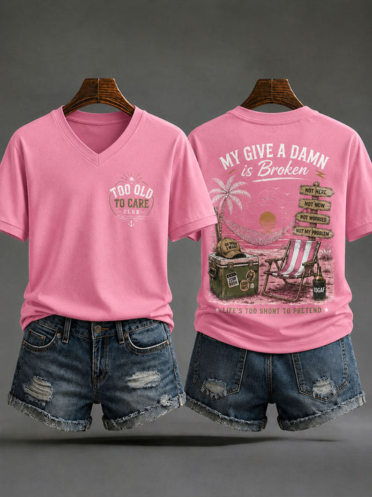 Camisetas com decote em v "Velho demais para cuidar" feminino