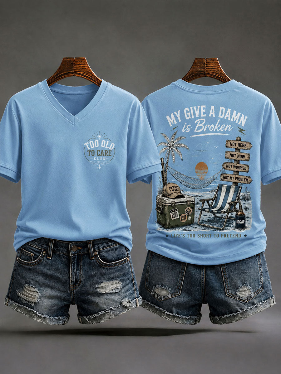 Camisetas com decote em v "Velho demais para cuidar" feminino