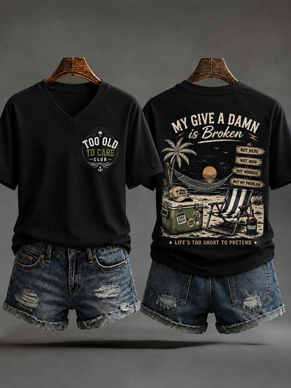 Camisetas com decote em v "Velho demais para cuidar" feminino