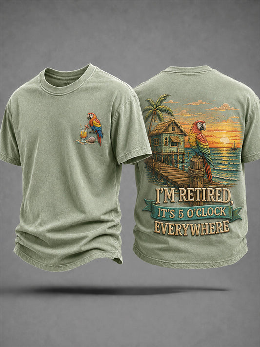 Camiseta casual masculina com estampa de papagaio: “Estou aposentado, são 5 horas em qualquer lugar”